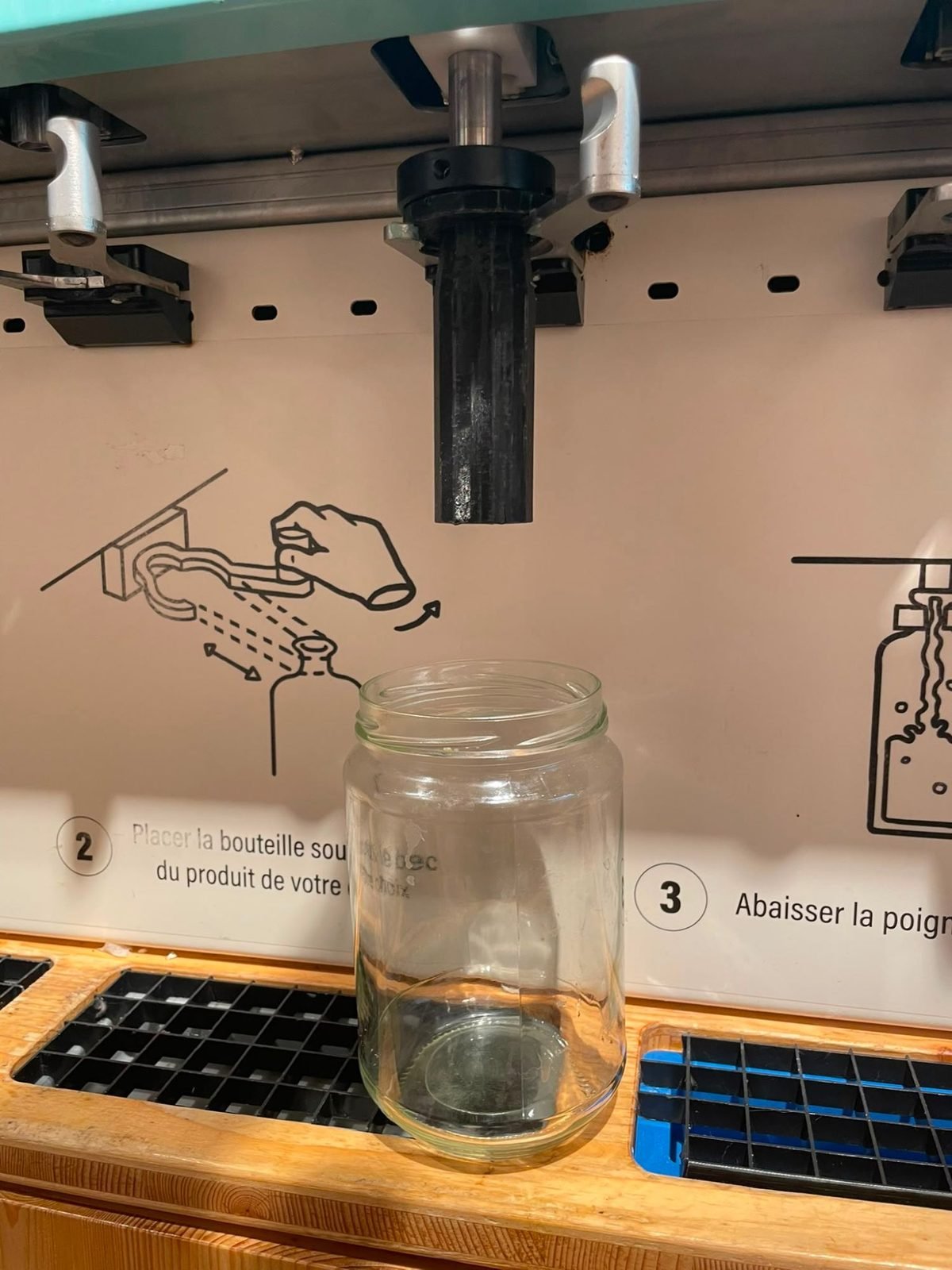 Adaptateur noir imprimé en 3D monté sur un distributeur vrac de lessive