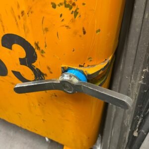Bague bleue imprimée en 3D montée sur l'axe du levier d'un compacteur jaune