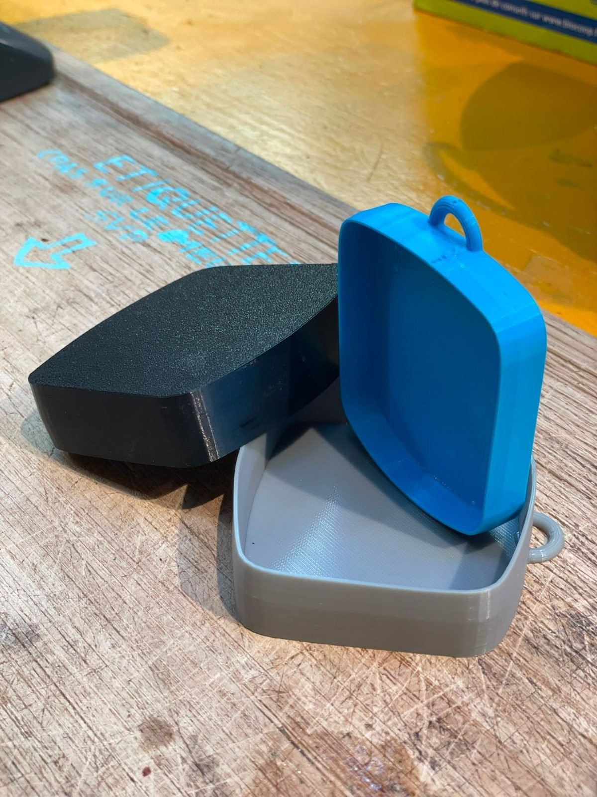 Bouchons de silos vrac imprimés en 3D, en bleu, gris et noir