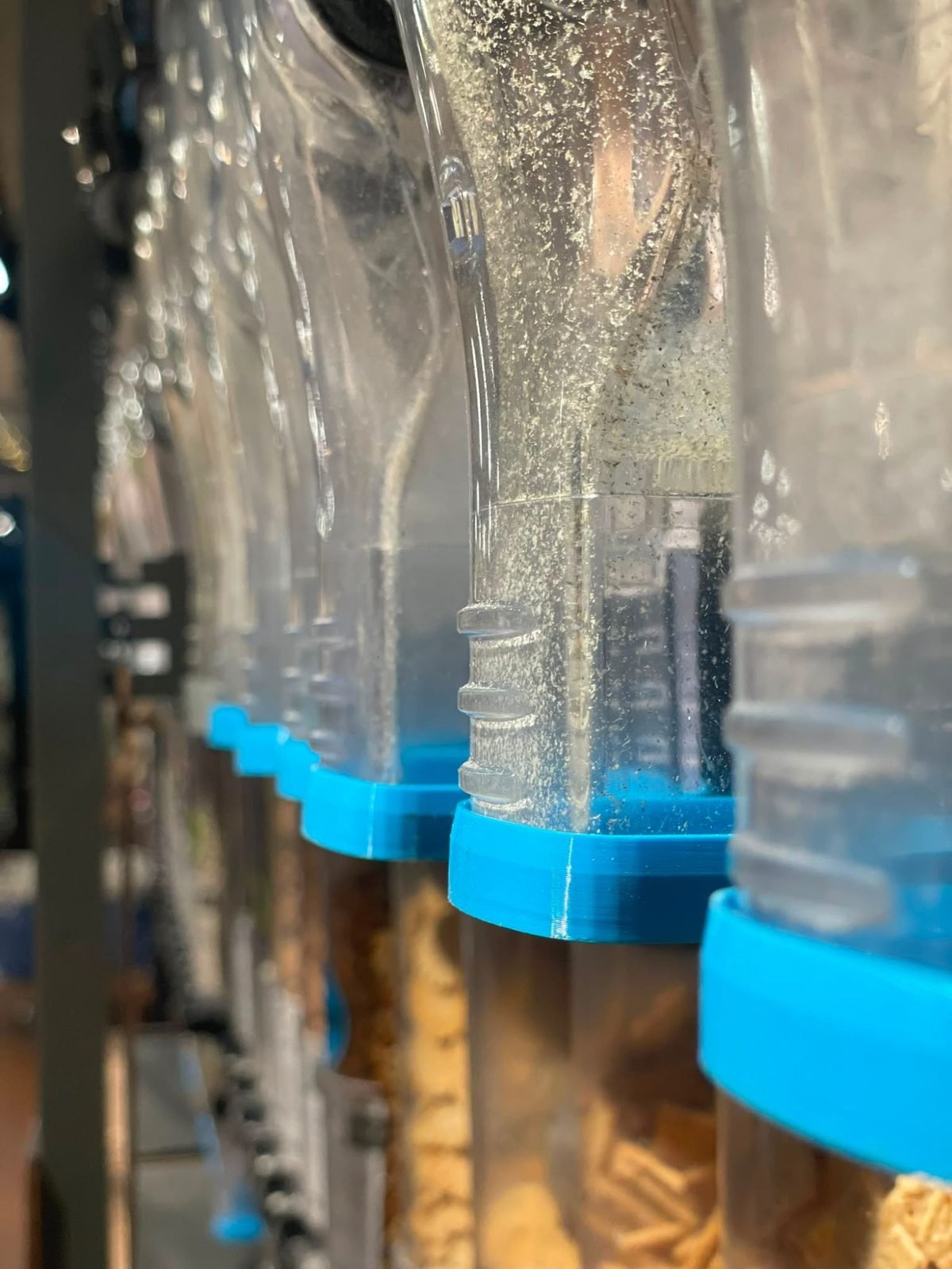 Rangée de silos vrac équipés de bouchons bleus imprimés en 3D