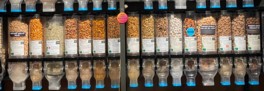 Mur de silos vrac de fruits secs, chacun équipé d'un bouchon bleu imprimé en 3D