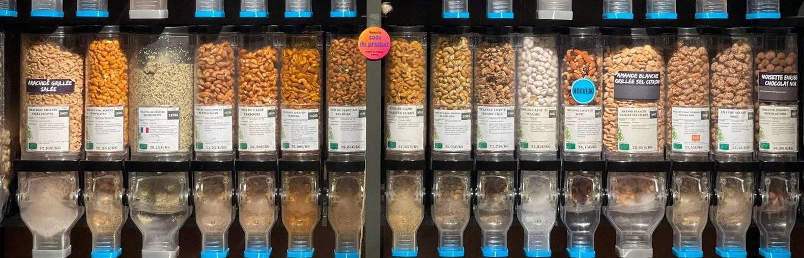 Mur de silos vrac de fruits secs, chacun équipé d’un bouchon bleu imprimé en 3D