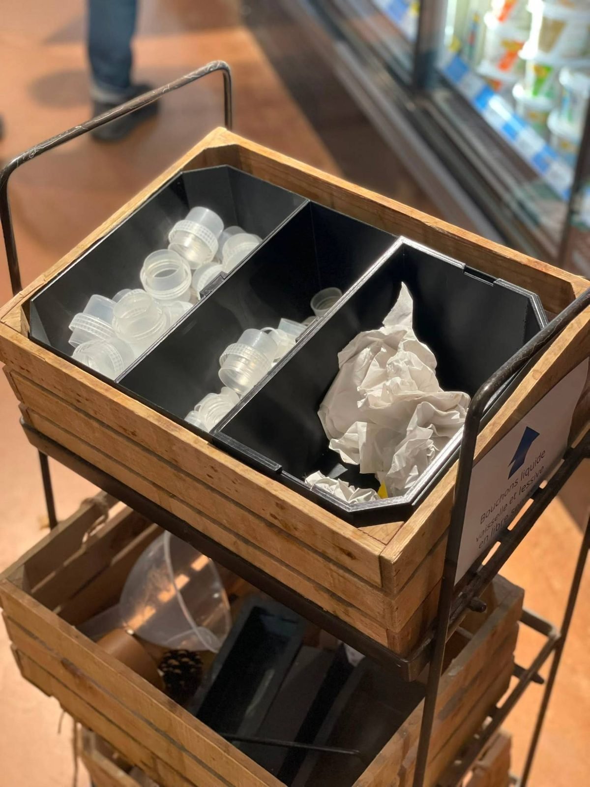 Organiseur noir à trois compartiments imprimé en 3D, encastré dans une caisse en bois