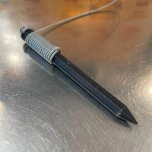 Stylet noir imprimé en 3D attaché à un cordon spiralé gris