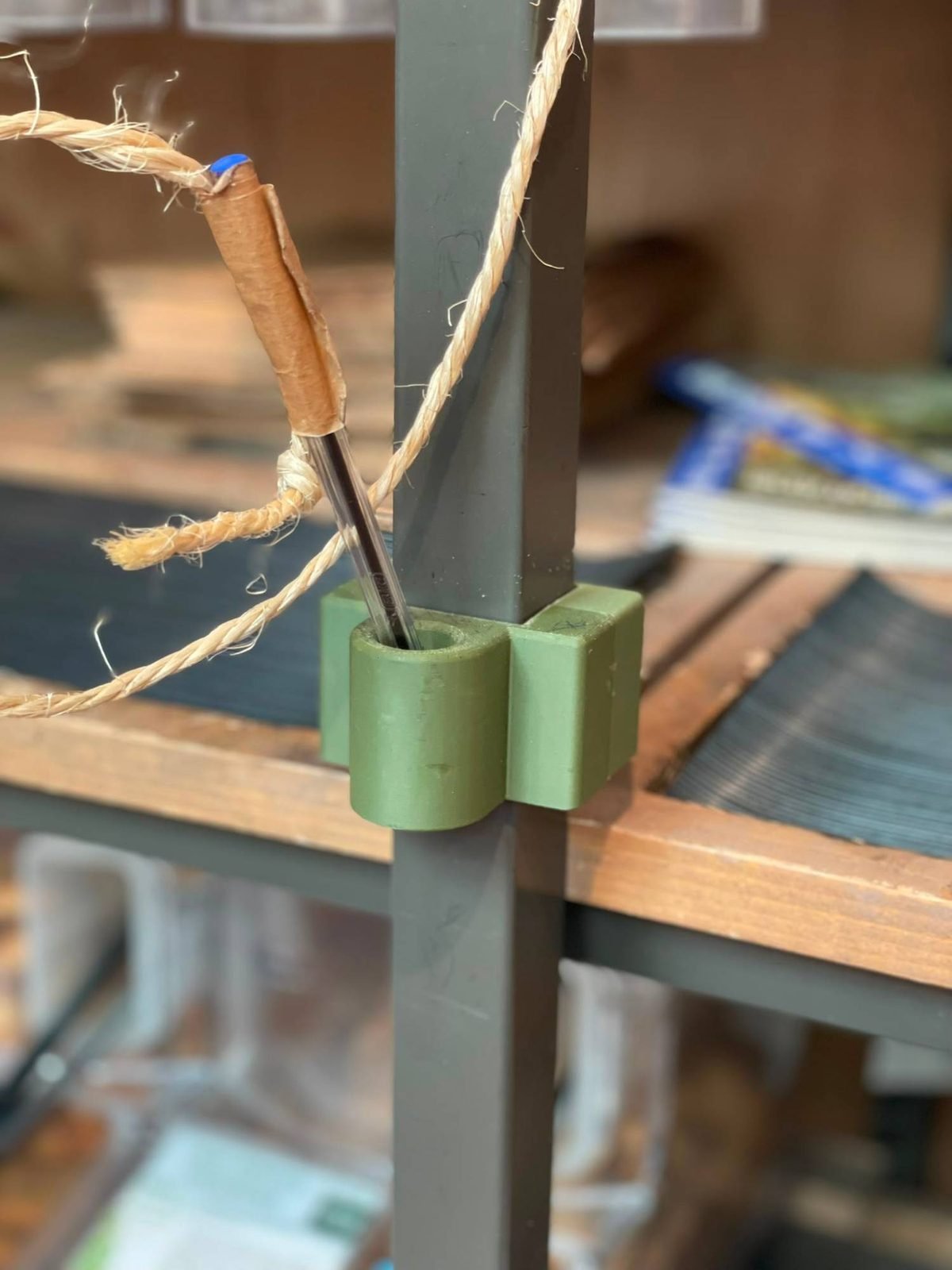 Support de crayon clipsé sur un poteau de rayonnage vrac